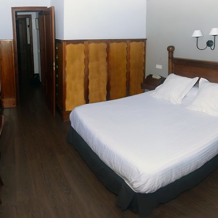 Hotel Комилас Екстериор снимка