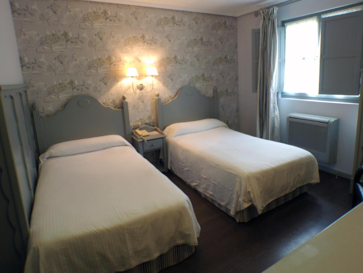 Hotel Комилас Екстериор снимка
