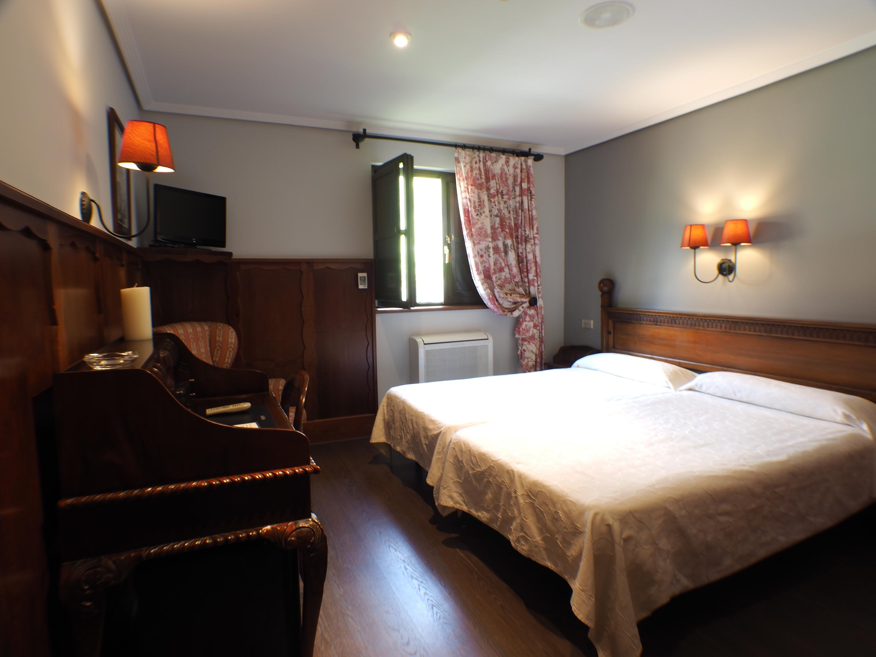 Hotel Комилас Екстериор снимка