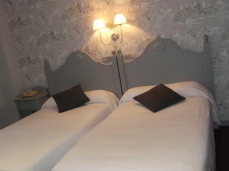 Hotel Комилас Екстериор снимка