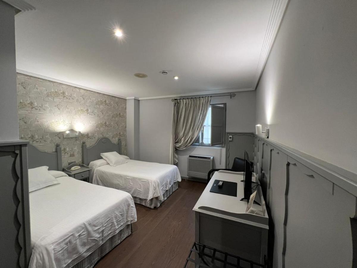 Hotel Комилас Екстериор снимка