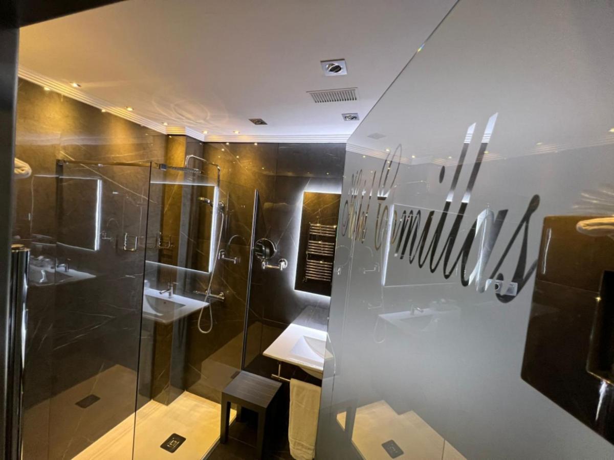 Hotel Комилас Екстериор снимка