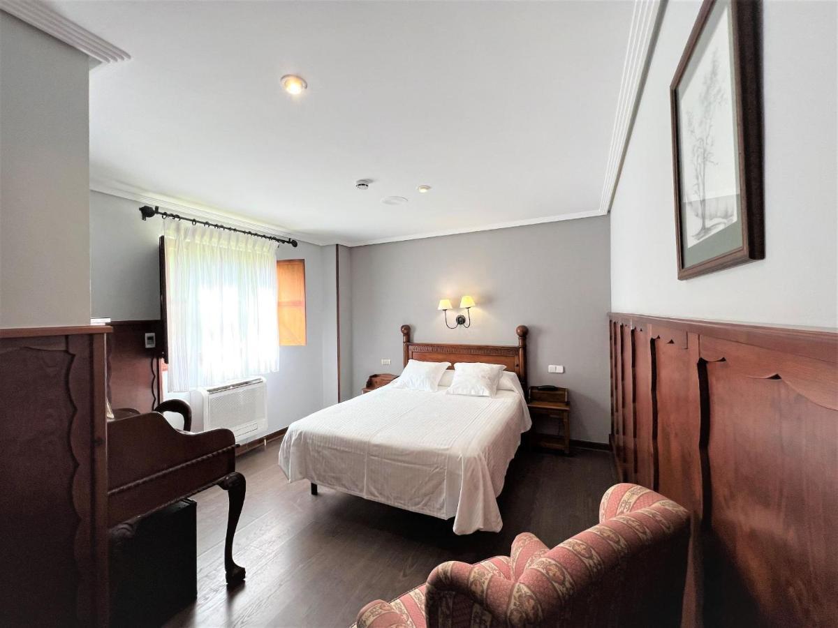 Hotel Комилас Екстериор снимка