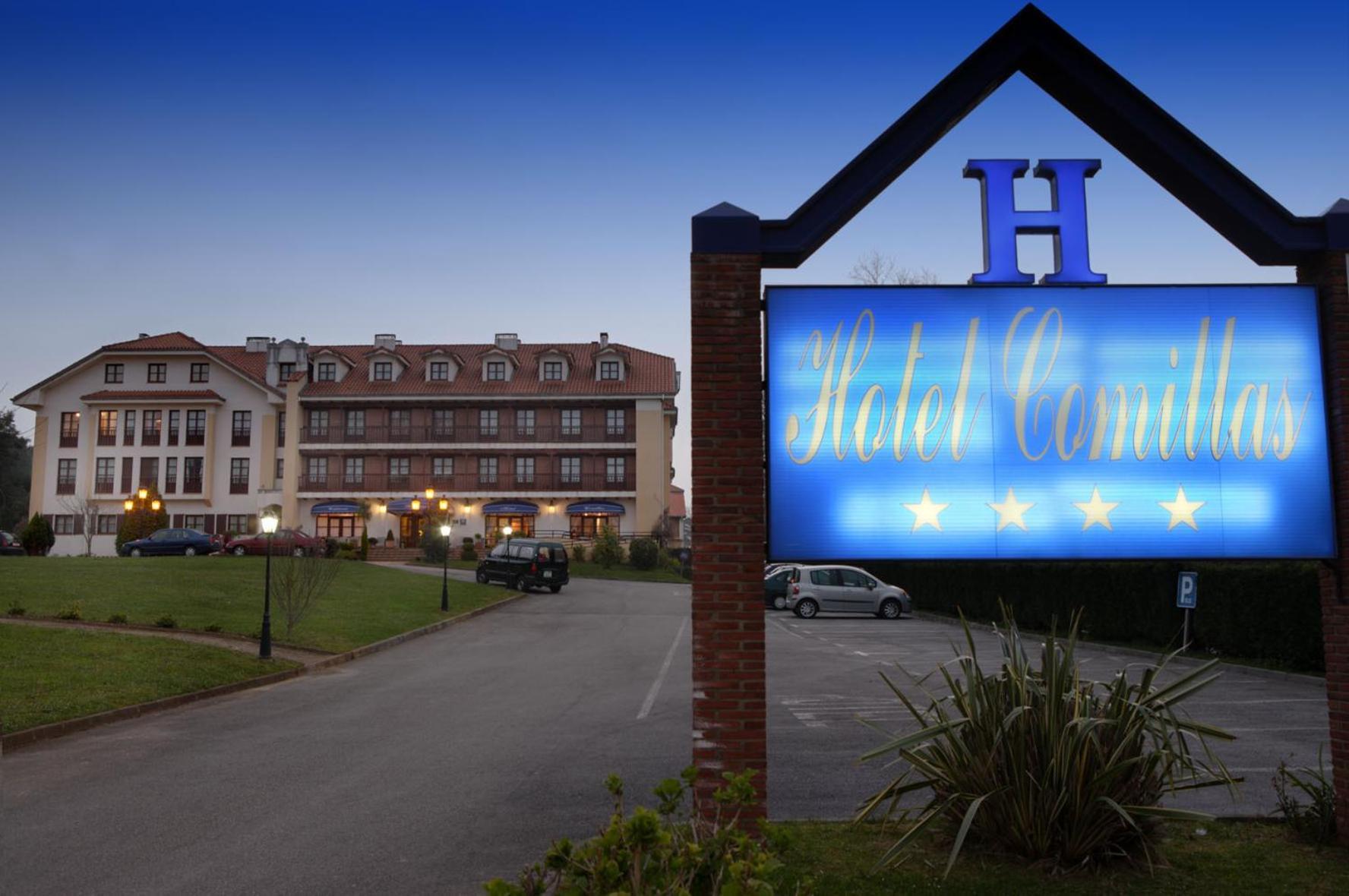 Hotel Комилас Екстериор снимка