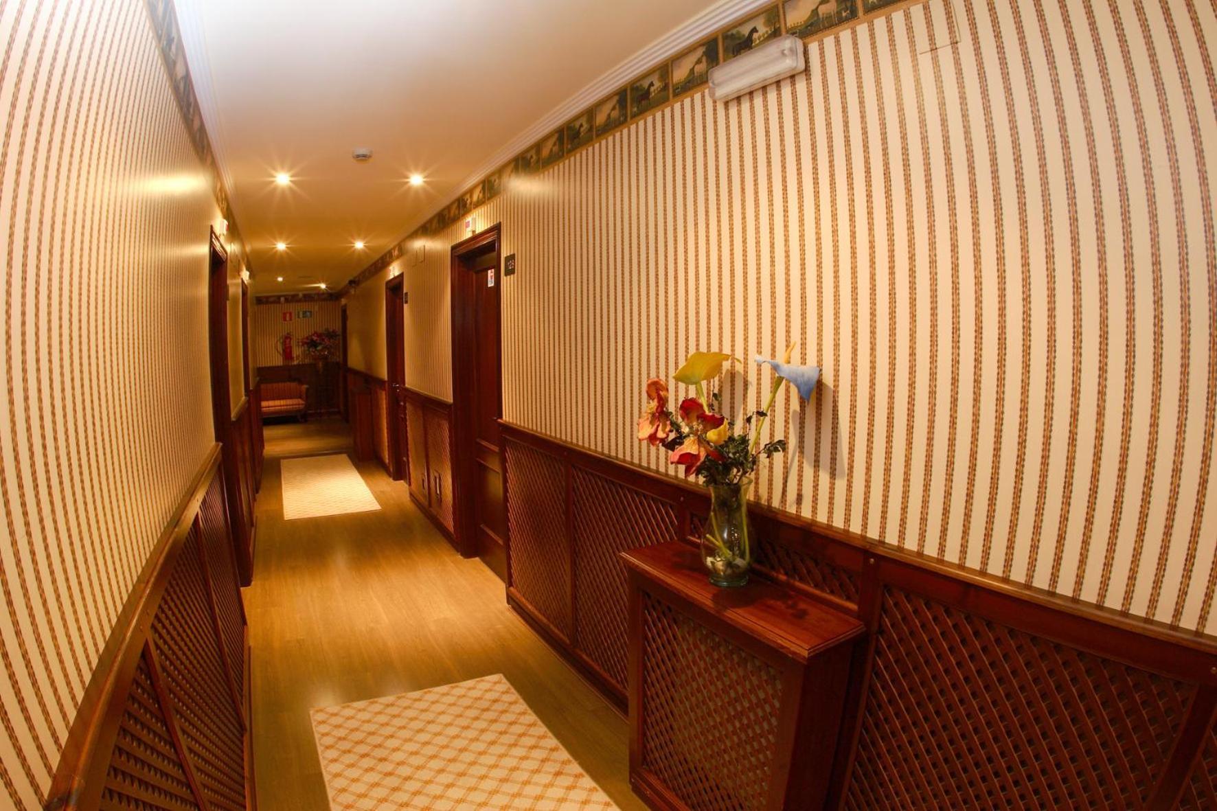 Hotel Комилас Екстериор снимка
