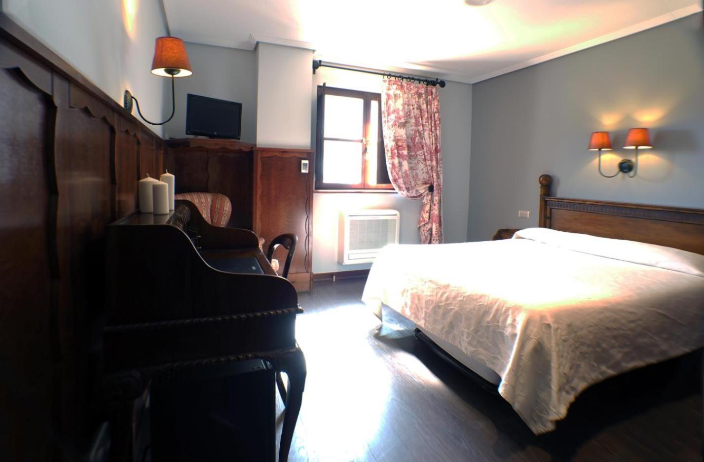Hotel Комилас Екстериор снимка