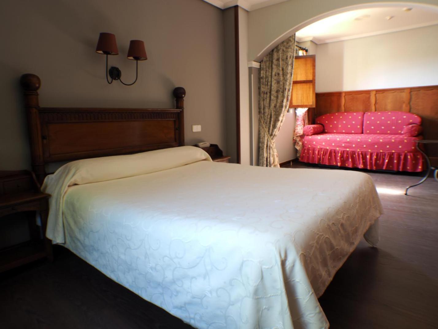 Hotel Комилас Екстериор снимка