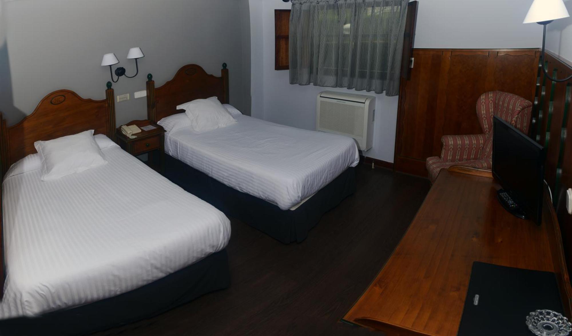 Hotel Комилас Стая снимка