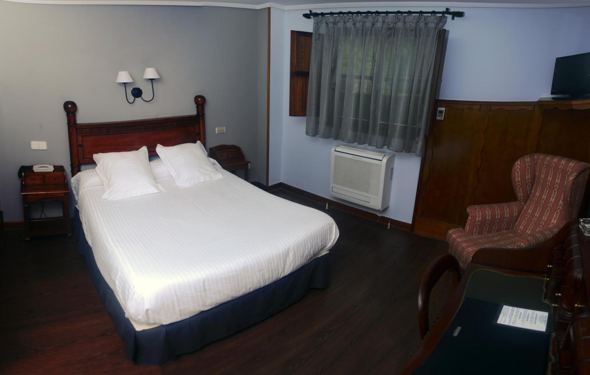 Hotel Комилас Екстериор снимка