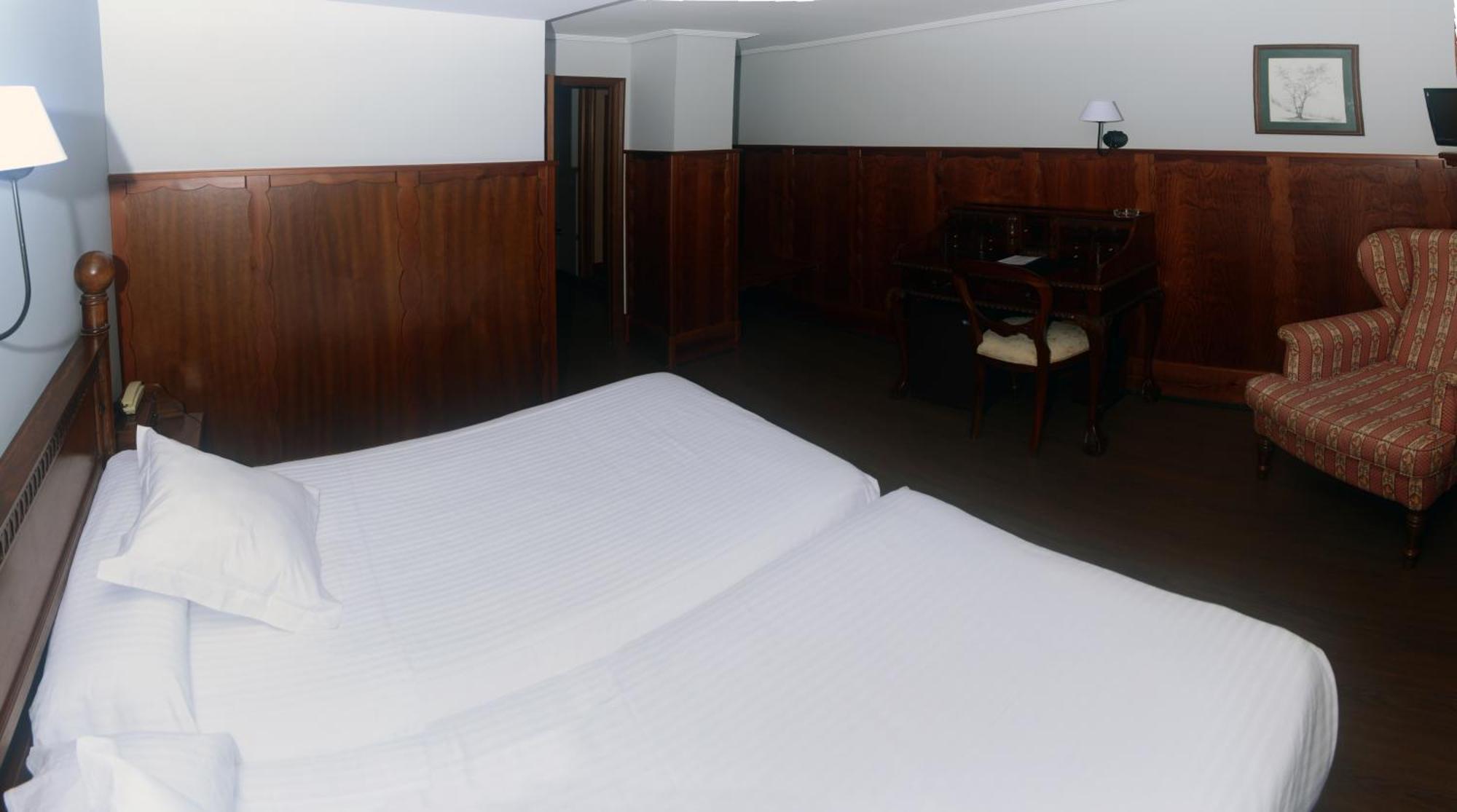 Hotel Комилас Екстериор снимка