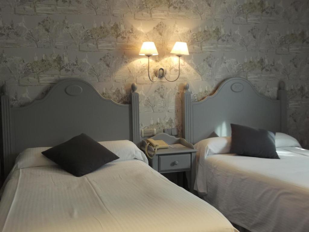 Hotel Комилас Стая снимка