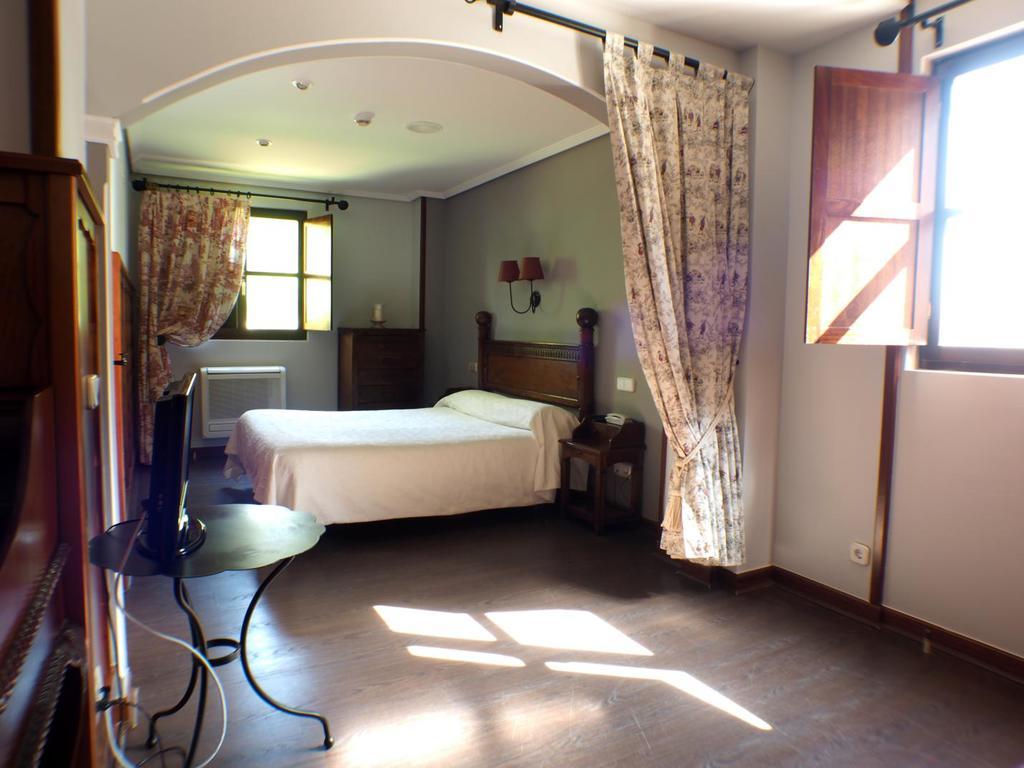 Hotel Комилас Екстериор снимка