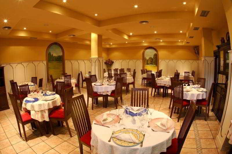 Hotel Комилас Екстериор снимка