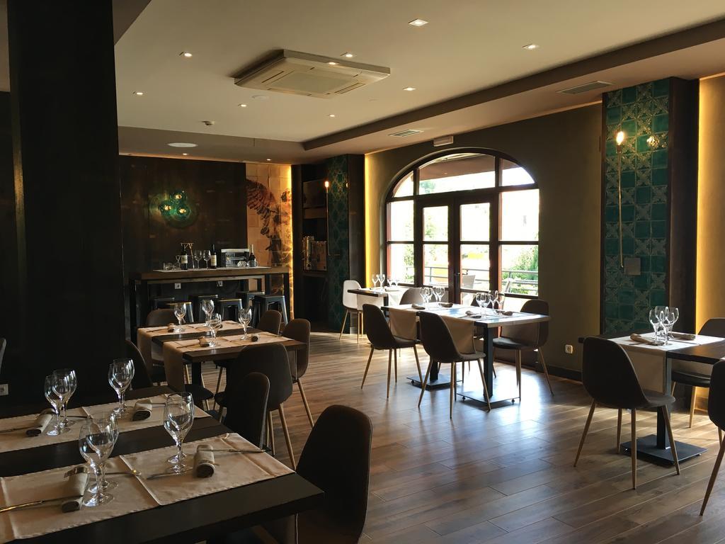 Hotel Комилас Екстериор снимка