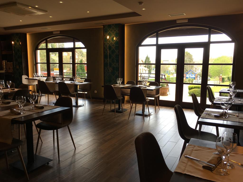 Hotel Комилас Екстериор снимка