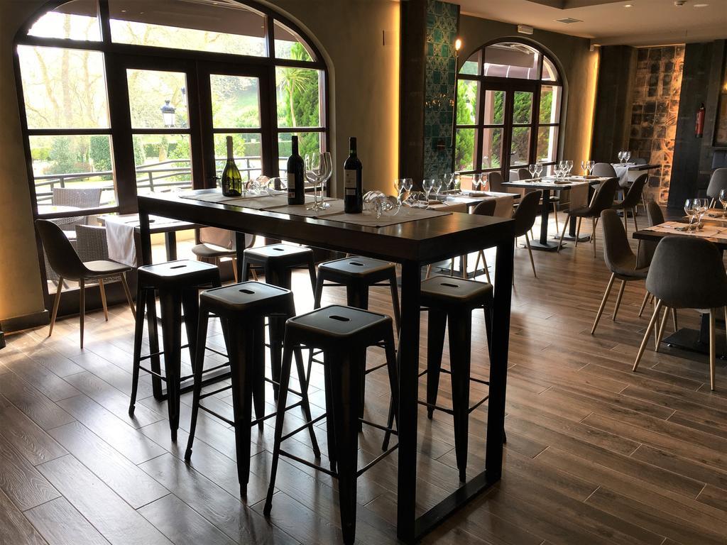 Hotel Комилас Екстериор снимка
