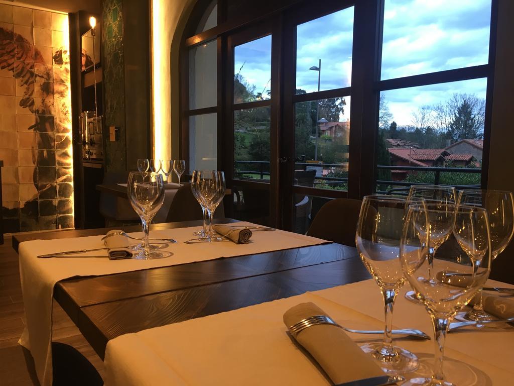 Hotel Комилас Екстериор снимка