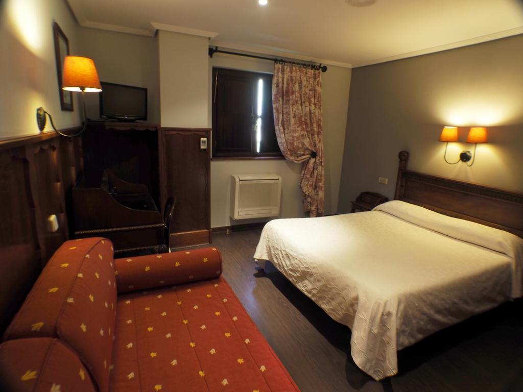 Hotel Комилас Екстериор снимка